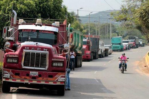Der Mangel an Ersatz- und Ersatzteilen in Venezuela macht Lastwagen zu Schulbussen