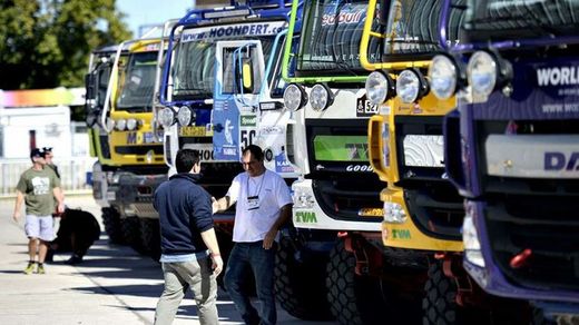 Die Kehrfahrzeuge der Dakar transportieren die Ersatz- und Ersatzteile der Ausrüstung