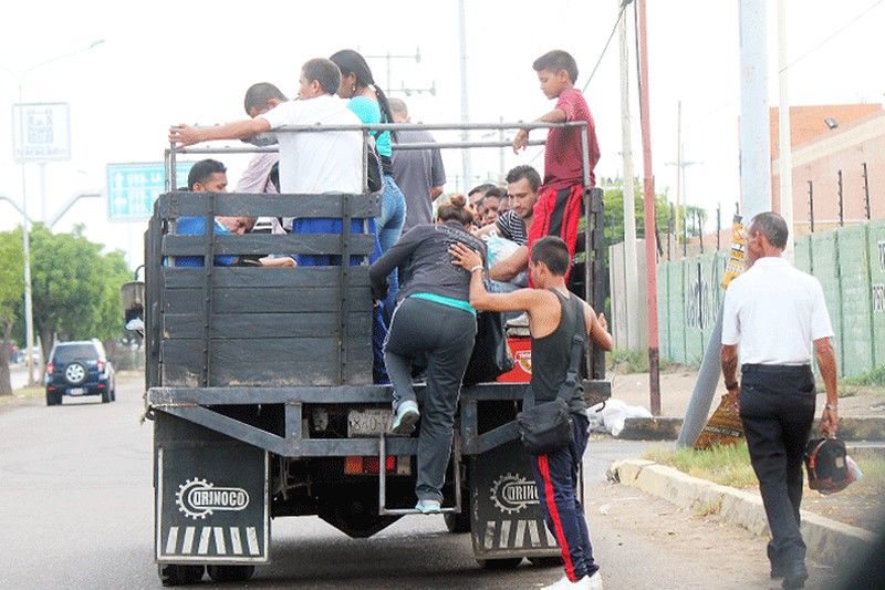 Der Mangel an Ersatzteilen und Ersatzteilen "verwandelt" Venezuelas Lastwagen in Busse