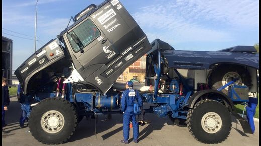 Los camiones del exigente rally Dakar compiten cargados de repuestos y recambios