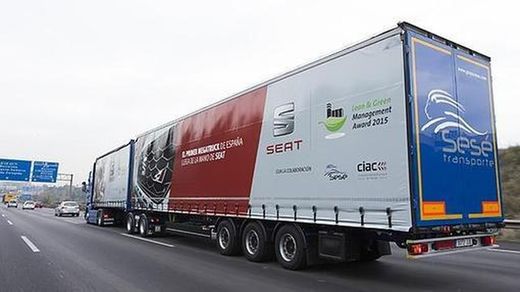 Ein 'Megatruck', beladen mit Ersatzteilen, Ersatzteilen und Autokomponenten, der erste, der auf einer spanischen Straße verkehrte