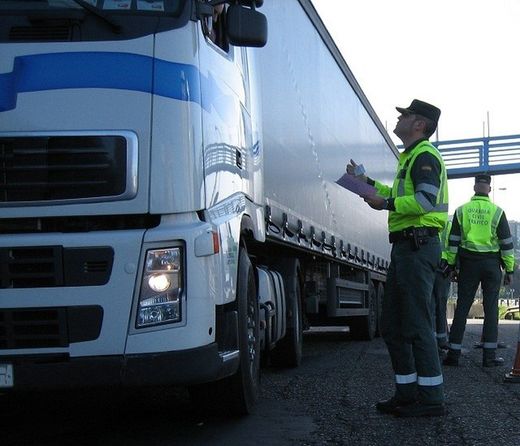 Einige merkwürdige Gründe, warum sie einen Fahrer am Steuer seines Fahrzeugs mit einer Geldstrafe belegen können (II)