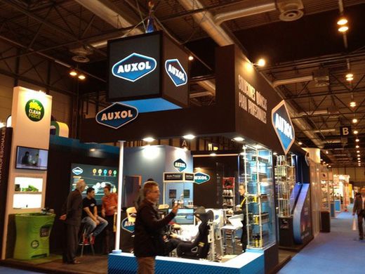Angebot an Auxol-Produkten als Aperitif auf der Motortec Messe