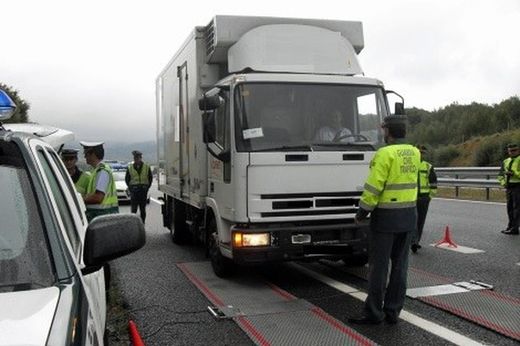 Die Zivilgarde wird ein ITV an die Lastwagen mitten auf der Straße weitergeben