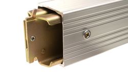 Barra di carico di stivaggio con corpo rettangolare in alluminio per binario combinato universale