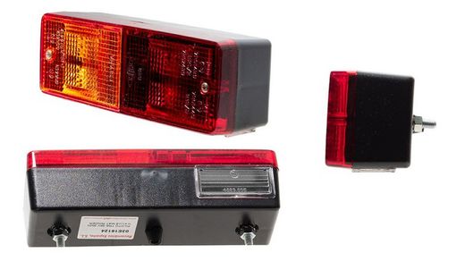 Rechteckiges 3-fach Rücklicht mit Kennzeichenbeleuchtung 829