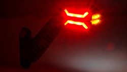 Rechtes LED-Seitenrücklicht PR mit langem diagonalen Arm Dragon