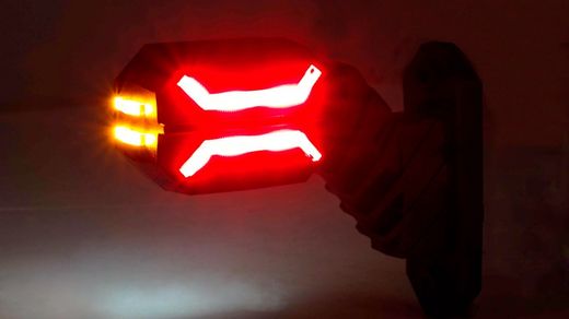 Dragon LED-Rücklicht mit kurzem diagonalem Arm links