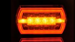 Fanale posteriore multifunzione (3 funzioni) LED 12/24V Lato destro o sinistro. Luce di posizione, freno e indicatore di direzione con effetto neon.